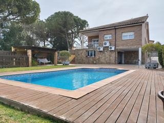 Casa a Riudellots de la Selva. Venta de chalet con piscina en riudellots de la selva, zona mas