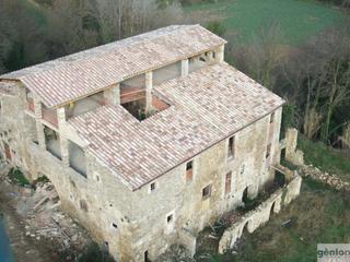 Casale in Camós. Masia cerca del lago de banyoles. 14ha. de terreno y 1.900m² con