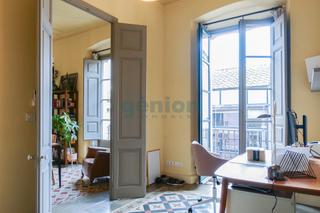 Pis  Carrer del nord. Piso de 185m² y 4 habitaciones. edificio historico en centro/bar