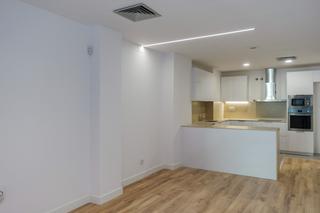 Planta baixa a Eixample Nord. Planta baja de 3 habitaciones y patio en girona. a estrenar, cen