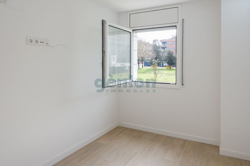 Foto 93606e88-2344-42a7-92ac-16d06fc67437. Pis a carrer del castell de solterra 10 a Montilivi Girona