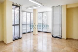 Etagenwohnung in Eixample Nord. Clinica dental reconvertible en vivienda, en pleno centro de gir