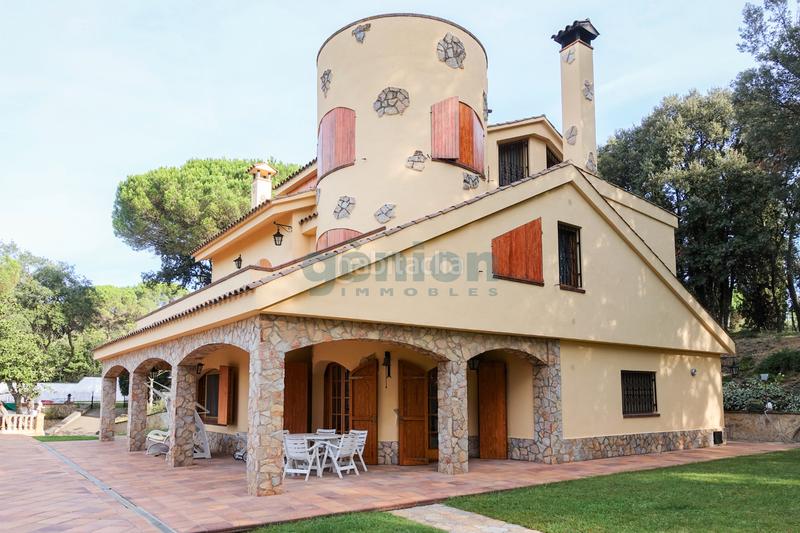 Foto 0cb8a477-6fc2-4b23-8a5f-5f36802da1dd. Casa amb calefacció aparcament piscina a Sant Feliu de Buixalleu