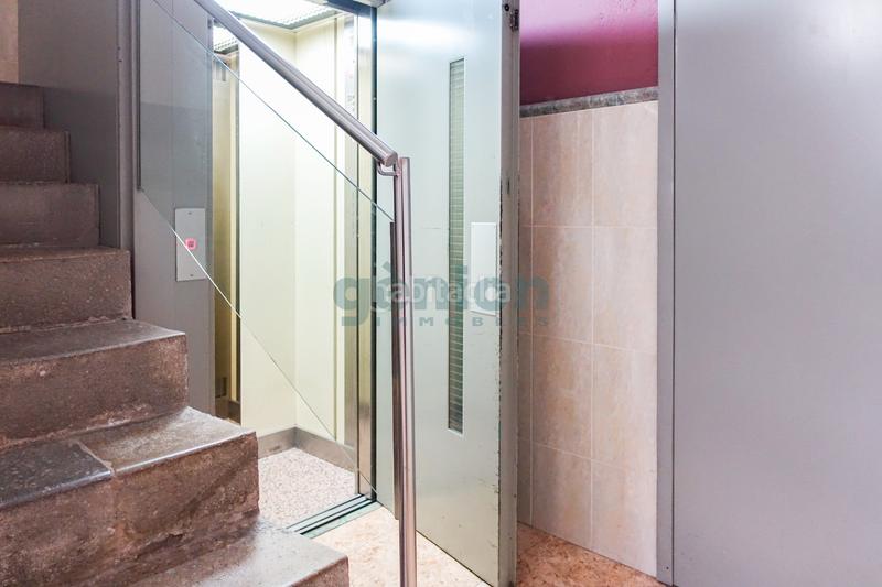 Foto 42f16631-d005-40ed-b4ce-9af5d3550116. Piso  en pleno barri vell , con fachada al carrer de la cort reial en Girona