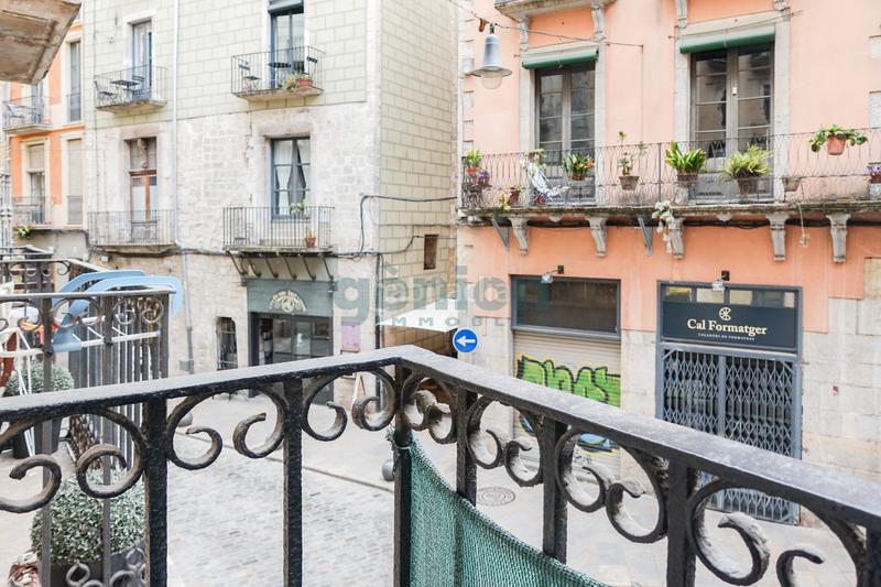 Foto 70a55207-c2ea-431a-b8d6-be0828aa0a9e. Piso  en pleno barri vell , con fachada al carrer de la cort reial en Girona