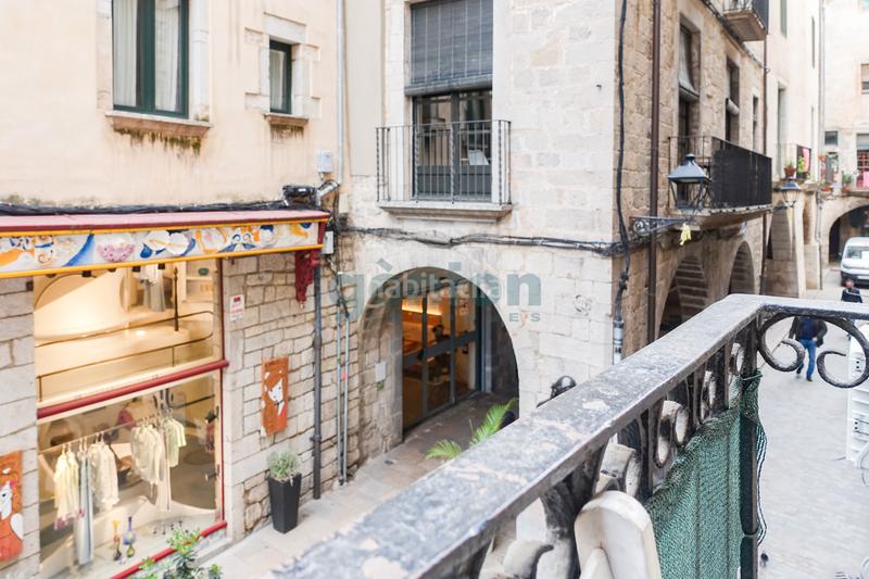 Foto d884f92a-7845-4948-b6e0-4874091d9740. Piso  en pleno barri vell , con fachada al carrer de la cort reial en Girona