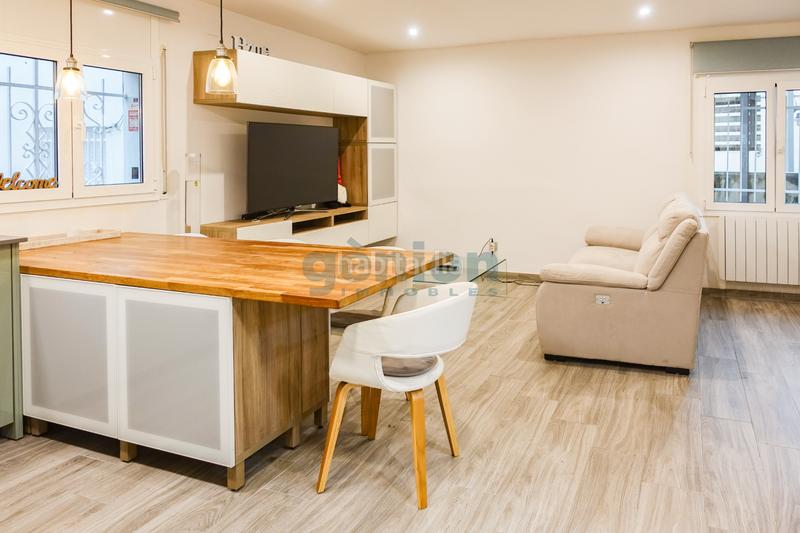 Foto 410b4e98-73f2-49d7-871c-97979bd4d2b3. Piano terra con riscaldamento in Centre-Barri Vell Girona