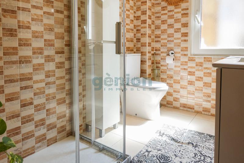 Foto 07d6b3ea-f3f4-4bf3-824b-e6ca1d2a5943. Piso  ultima planta esquinero de 3 habitaciones dobles, al c/ de la creu en Girona