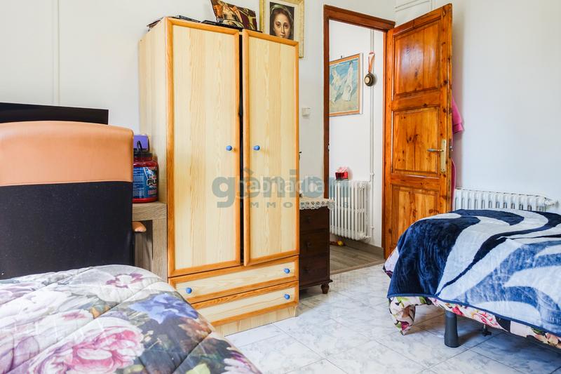 Foto 126c0957-50e3-4846-82ce-fd4ae50d0938. Piso  ultima planta esquinero de 3 habitaciones dobles, al c/ de la creu en Girona