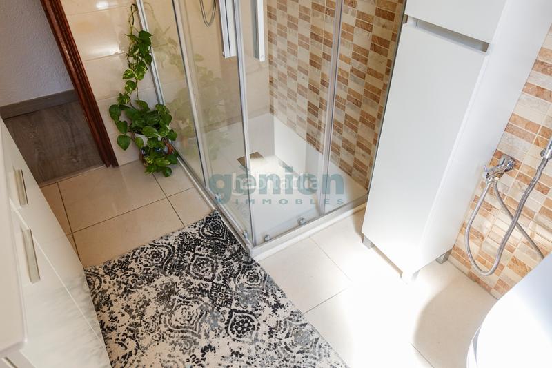 Foto 1e6d93a8-56ca-4b50-9107-76fb1ddc7f64. Piso  ultima planta esquinero de 3 habitaciones dobles, al c/ de la creu en Girona