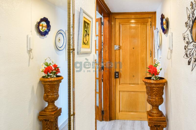 Foto 1f9f875a-f3cb-4bae-949d-4e0b21545aad. Piso  ultima planta esquinero de 3 habitaciones dobles, al c/ de la creu en Girona