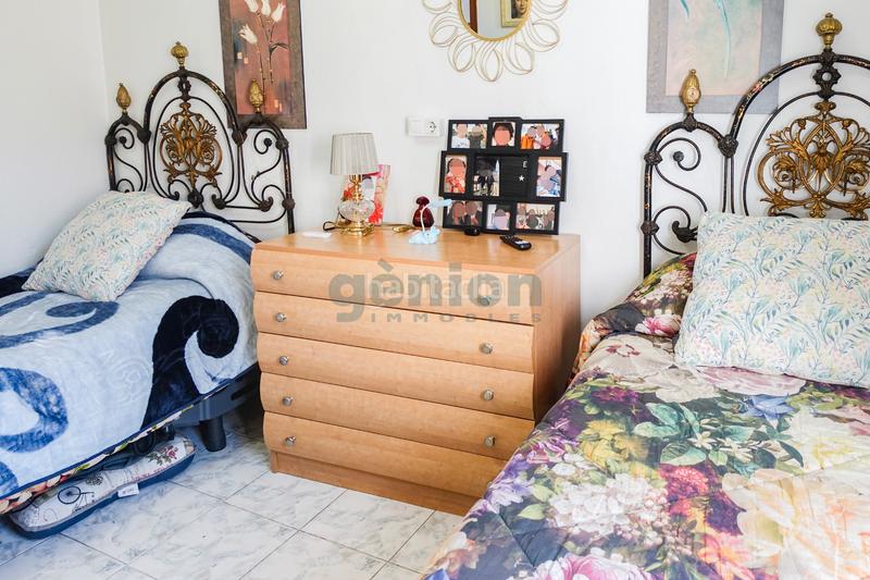 Foto 225c97d5-2aea-4bca-bc74-37f4b070e429. Piso  ultima planta esquinero de 3 habitaciones dobles, al c/ de la creu en Girona