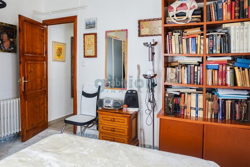 Foto 4300e124-13a8-4e04-b1cd-2a1196445f0c. Piso  ultima planta esquinero de 3 habitaciones dobles, al c/ de la creu en Girona