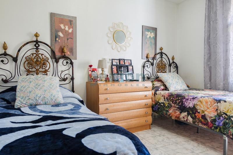 Foto 4ef19c42-b268-4246-a615-252702a81e84. Piso  ultima planta esquinero de 3 habitaciones dobles, al c/ de la creu en Girona