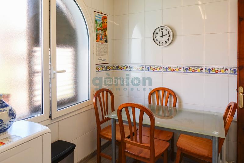 Foto 65deed87-2740-4a3a-a5d1-a5d14d361f8e. Piso  ultima planta esquinero de 3 habitaciones dobles, al c/ de la creu en Girona