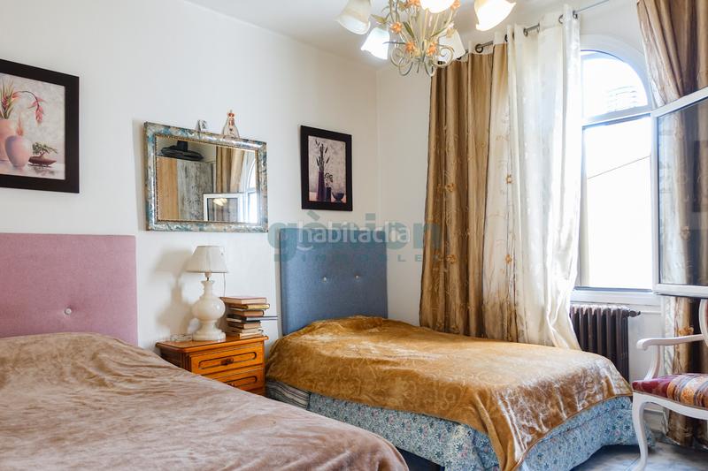 Foto 71b88fba-0ec9-4ea4-880f-c82c633903e7. Piso  ultima planta esquinero de 3 habitaciones dobles, al c/ de la creu en Girona