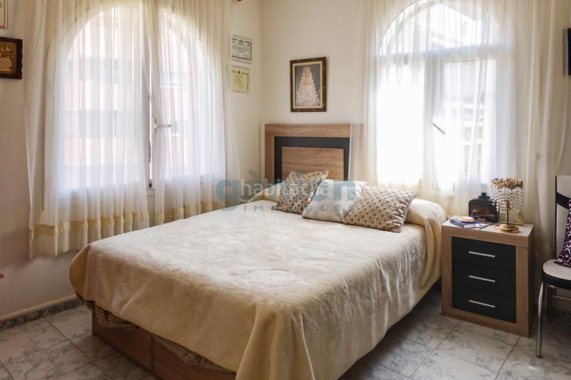 Foto 8ce641c6-d80f-4384-99e9-59bf40798d4e. Piso  ultima planta esquinero de 3 habitaciones dobles, al c/ de la creu en Girona