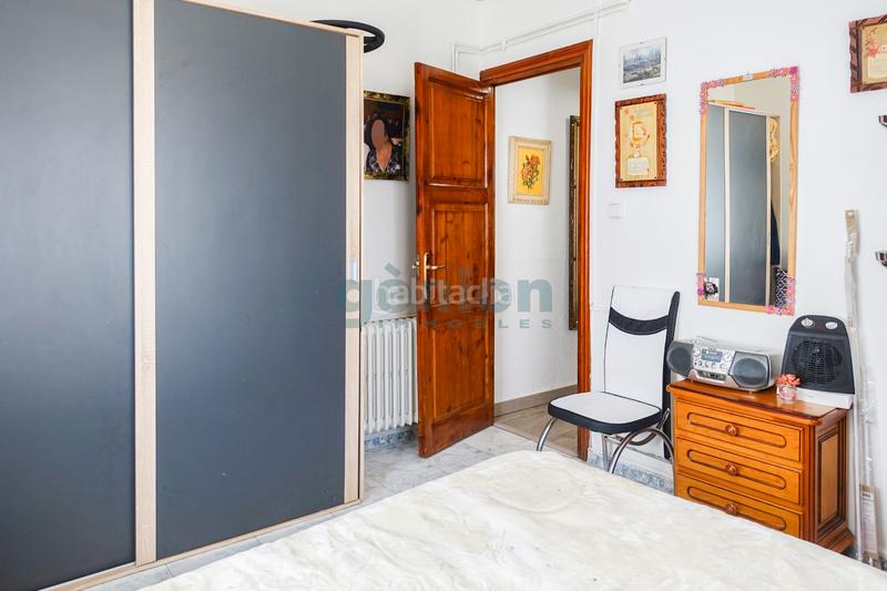 Foto 919005c2-51dd-49bb-bb48-14b70c731754. Piso  ultima planta esquinero de 3 habitaciones dobles, al c/ de la creu en Girona