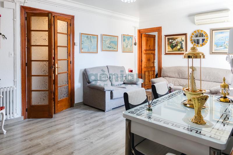 Foto 970d9e66-75ef-4508-a24a-1ad9e4735662. Piso  ultima planta esquinero de 3 habitaciones dobles, al c/ de la creu en Girona