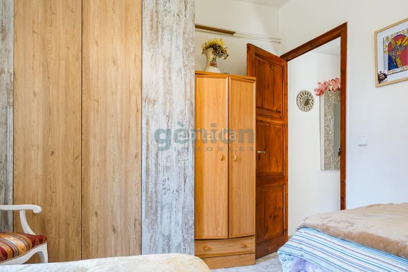 Foto acab3ca5-167d-4300-b485-617779de0949. Piso  ultima planta esquinero de 3 habitaciones dobles, al c/ de la creu en Girona