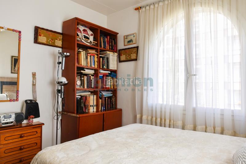 Foto c399edea-2976-4f21-9d36-f9fb2fe24650. Piso  ultima planta esquinero de 3 habitaciones dobles, al c/ de la creu en Girona