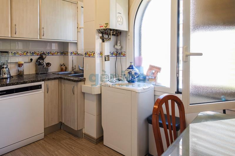 Foto e6081c86-a3c1-4441-9f67-06ea35ecd583. Piso  ultima planta esquinero de 3 habitaciones dobles, al c/ de la creu en Girona