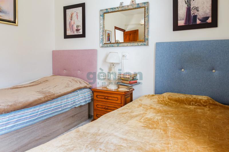 Foto e7c0c6c8-9c05-46bf-9bd4-d4c76ae6e6ac. Piso  ultima planta esquinero de 3 habitaciones dobles, al c/ de la creu en Girona