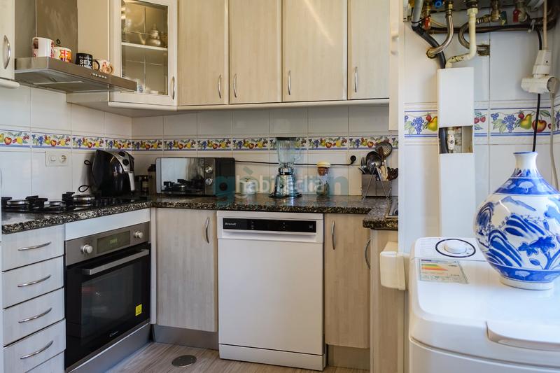 Foto edcf2f9b-6c51-4310-9bf2-610cd03907b3. Piso  ultima planta esquinero de 3 habitaciones dobles, al c/ de la creu en Girona