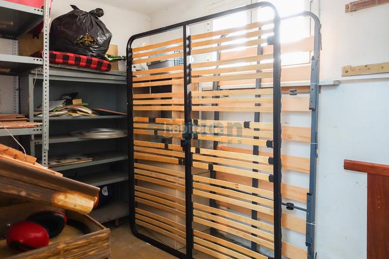 Foto f3ced957-8870-44cf-9628-e6f3c6fb0289. Piso  ultima planta esquinero de 3 habitaciones dobles, al c/ de la creu en Girona