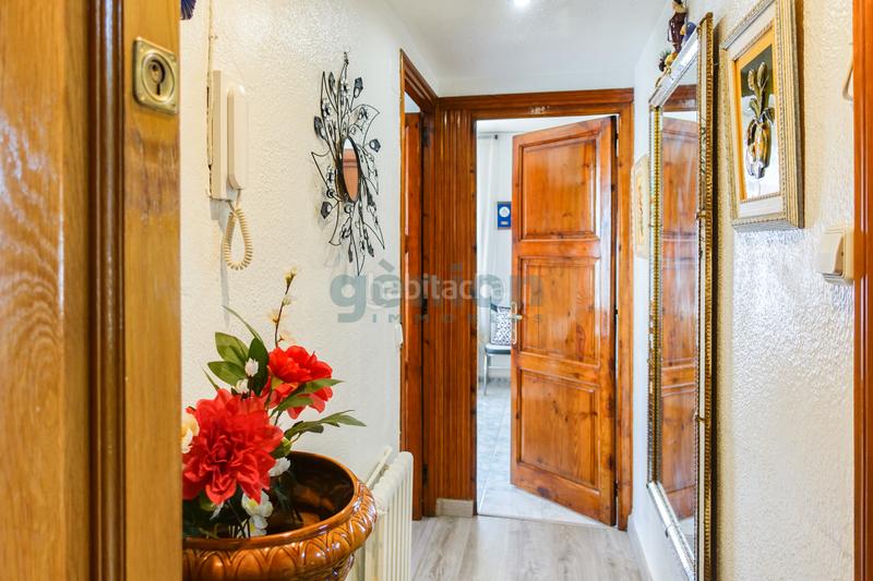 Foto f7486040-cc40-4096-aaa4-0c042886766b. Piso  ultima planta esquinero de 3 habitaciones dobles, al c/ de la creu en Girona