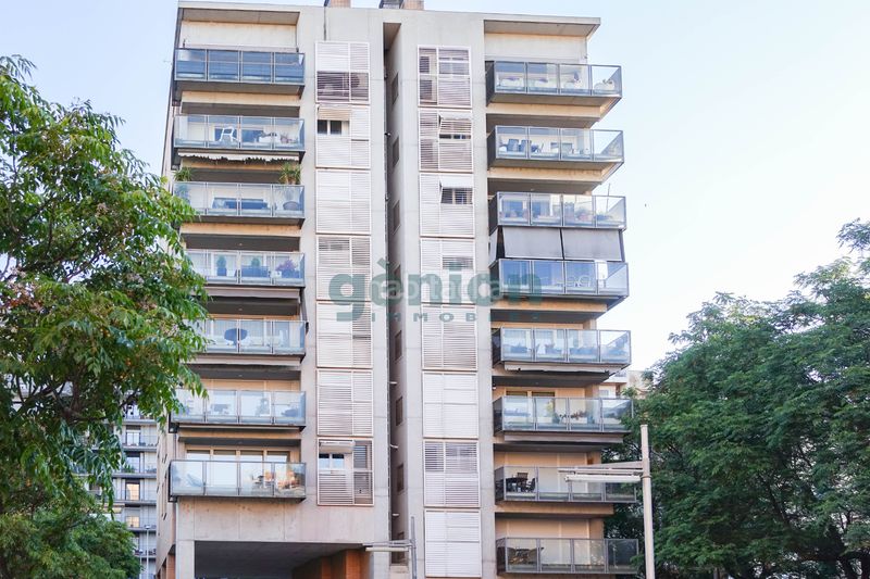 Foto 714f1703-7be2-4025-97f1-f873a7f4c74c. Àtic amb xemeneia calefacció aparcament a Eixample Sud-Migdia Girona