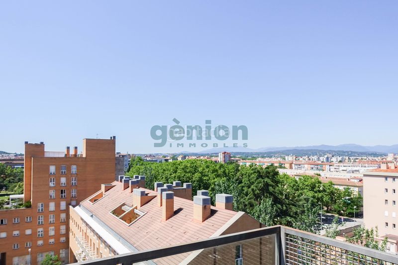 Foto a0881473-edd3-46bf-8ab8-e28ded9ae4a9. Àtic amb xemeneia calefacció aparcament a Eixample Sud-Migdia Girona