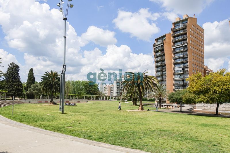 Foto ba96cd0e-590d-43ad-b37e-86e5d5856499. Àtic amb xemeneia calefacció aparcament a Eixample Sud-Migdia Girona