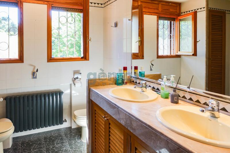 Foto 96810fa8-b2e5-4760-b4cf-13acb45cdae2. Casa amb calefacció aparcament piscina a Palau Girona