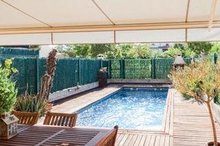 Casa adossada a Llagostera. Casa adosada con piscina y 4 habitaciones en la urbanización mas