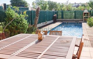 Casa adossada a Llagostera. Casa adosada con piscina y 4 habitaciones en la urbanización mas