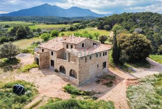 Mas à Lladó. Masia en el alt empordà, alojamiento rural con vistas fantastica