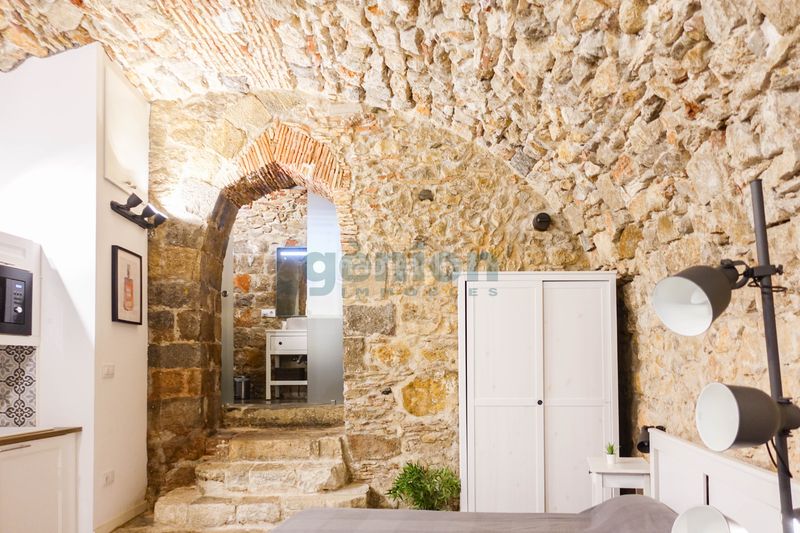 Foto 0b0ed77a-e56d-4786-811b-57587e43852a. Piso  turístico con 3 sectores en edificio histórico, en pleno barri vell en Girona