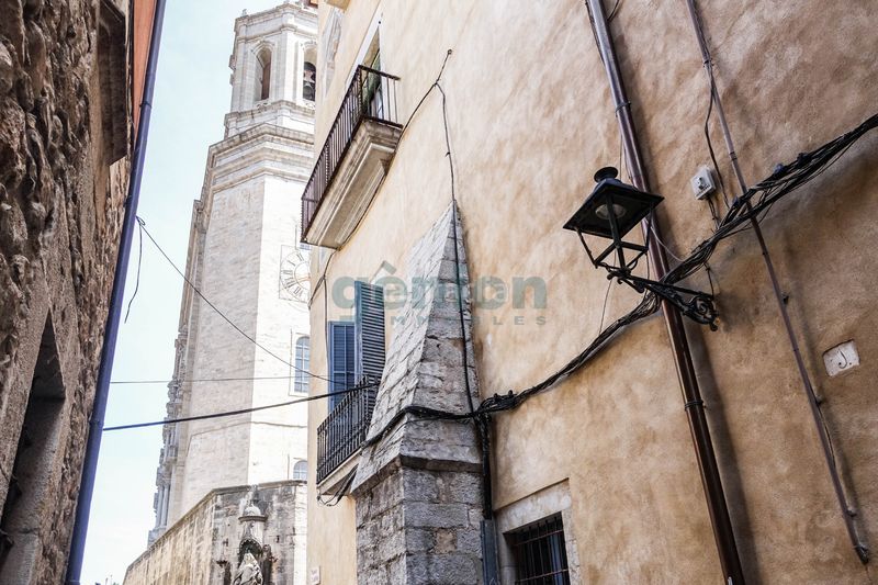 Foto 10e620b1-352a-4d62-a0d0-0cc44be278cf. Piso  turístico con 3 sectores en edificio histórico, en pleno barri vell en Girona