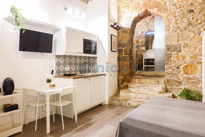 Foto 196d2619-5e6b-482b-8947-2a19d5ef52ca. Piso  turístico con 3 sectores en edificio histórico, en pleno barri vell en Girona