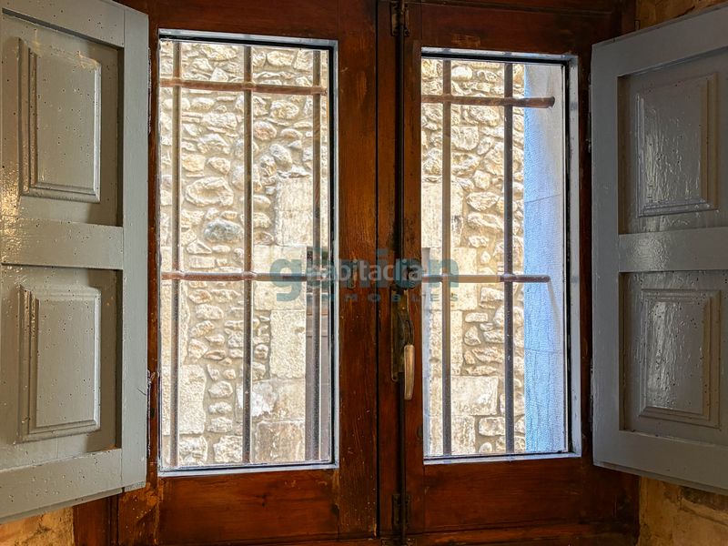 Foto 48eb03cb-7827-43f1-b38a-8a47a702f1d2. Piso  turístico con 3 sectores en edificio histórico, en pleno barri vell en Girona
