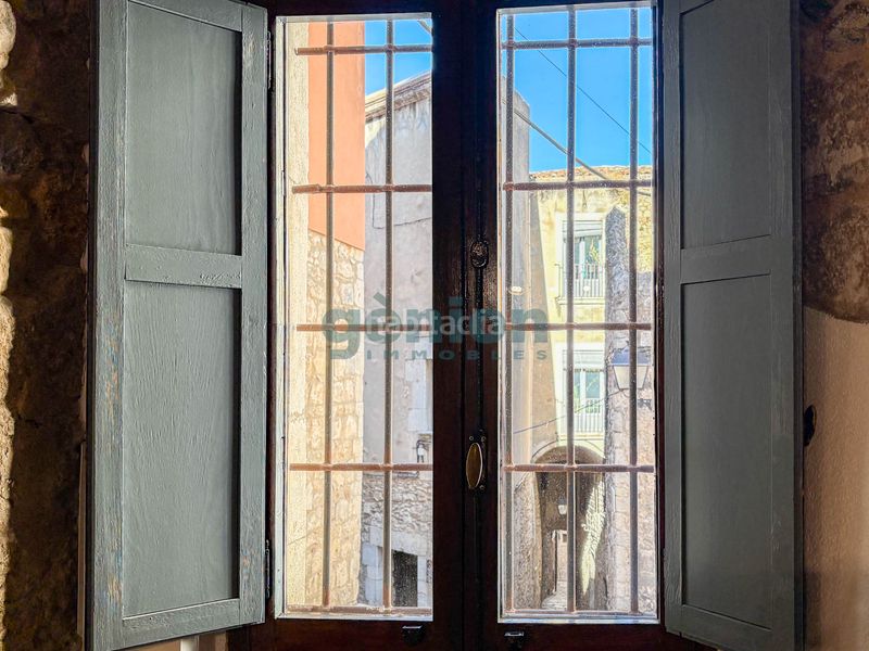 Foto 4ff21765-efb4-44cf-b2fb-979d423d03e1. Piso  turístico con 3 sectores en edificio histórico, en pleno barri vell en Girona