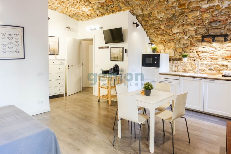 Foto 5d4e65cb-991a-40ad-945b-ec0aea467142. Piso  turístico con 3 sectores en edificio histórico, en pleno barri vell en Girona