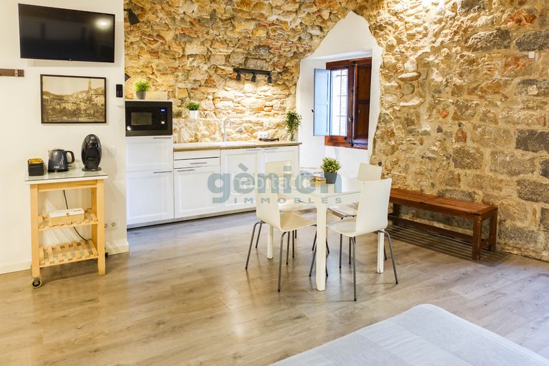Foto 5f9e0e27-6324-4116-ae9d-1424aa5c6fb4. Piso  turístico con 3 sectores en edificio histórico, en pleno barri vell en Girona