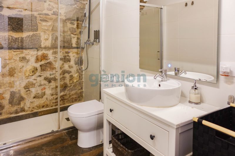 Foto 654c9a16-3b59-43a7-917a-ab5f99cf1eaa. Piso  turístico con 3 sectores en edificio histórico, en pleno barri vell en Girona