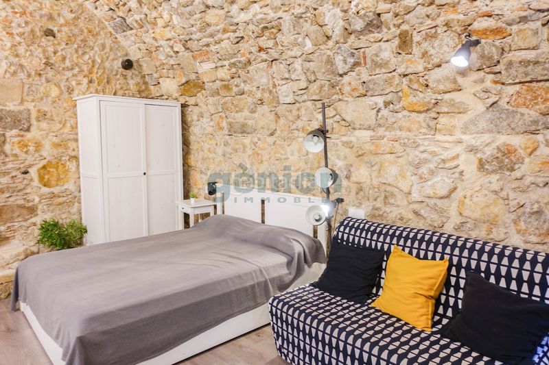 Foto 6cf9d20d-76dd-42f5-949b-e063cb3cd1fc. Piso  turístico con 3 sectores en edificio histórico, en pleno barri vell en Girona