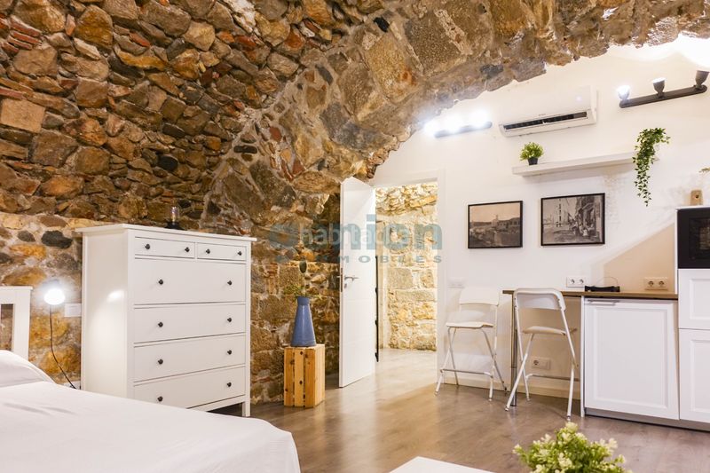 Foto 7b34301a-e95a-4987-80fc-aad1c61e7d17. Piso  turístico con 3 sectores en edificio histórico, en pleno barri vell en Girona