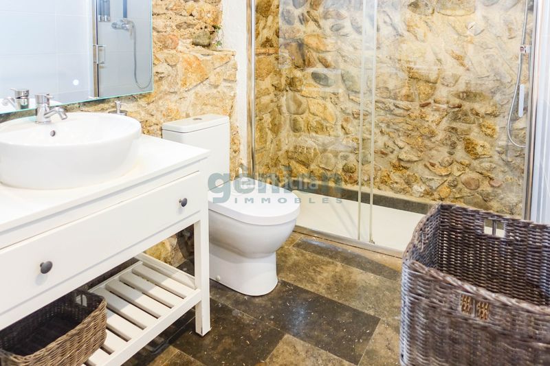 Foto b637ecb9-e133-482a-a4ce-faba28304100. Piso  turístico con 3 sectores en edificio histórico, en pleno barri vell en Girona