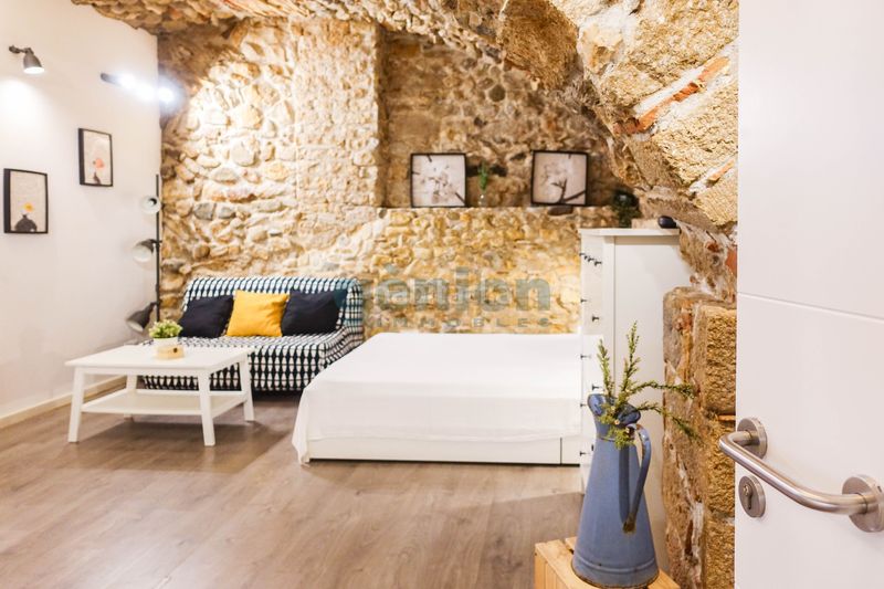 Foto f96d05d4-899c-47cc-8718-5804ff0a6d55. Piso  turístico con 3 sectores en edificio histórico, en pleno barri vell en Girona