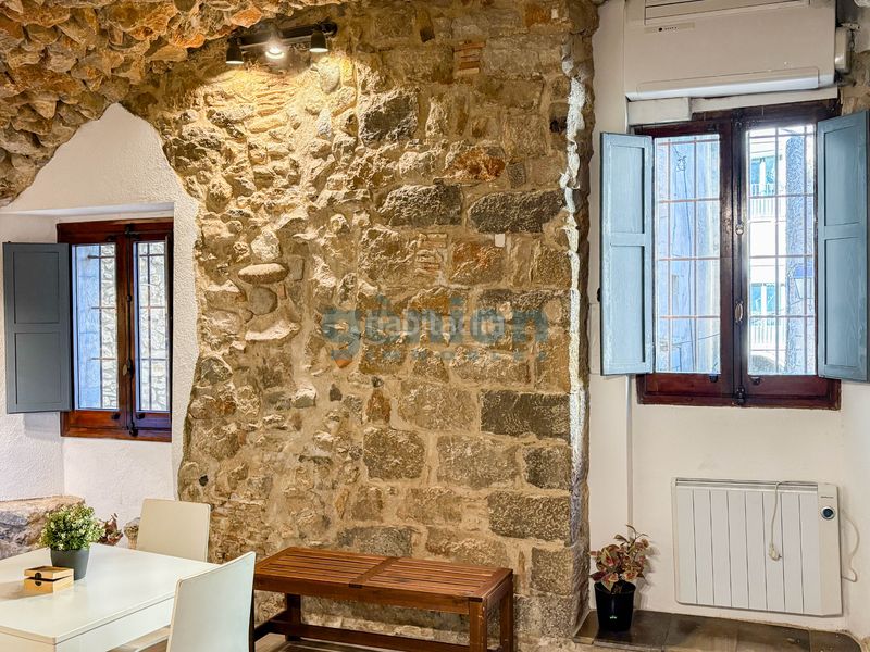 Foto fc074308-0e72-476a-aaf5-d36da747d951. Piso  turístico con 3 sectores en edificio histórico, en pleno barri vell en Girona